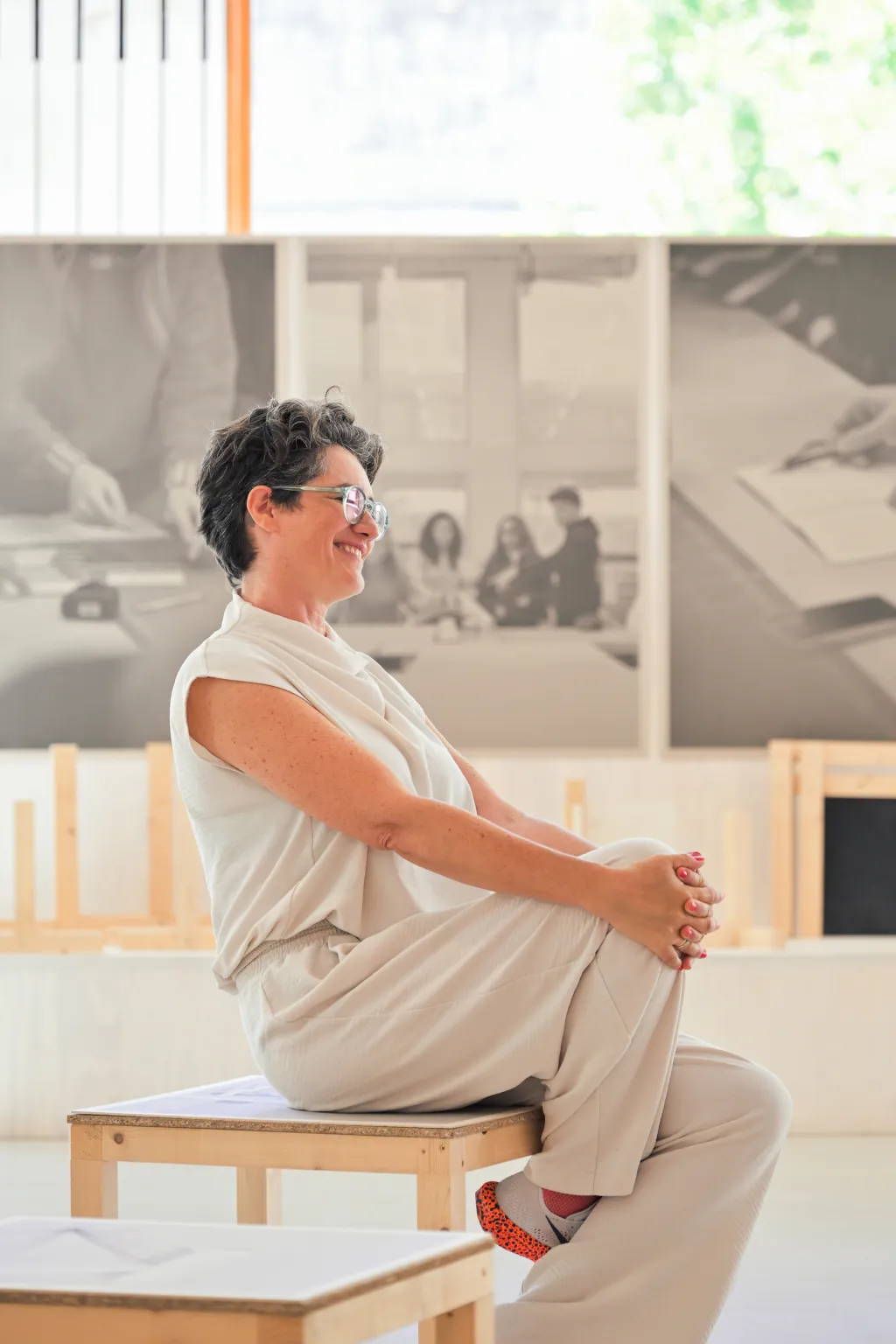 Anne-Valérie Gasc assise sur un banc dans le forum de l'IMVT