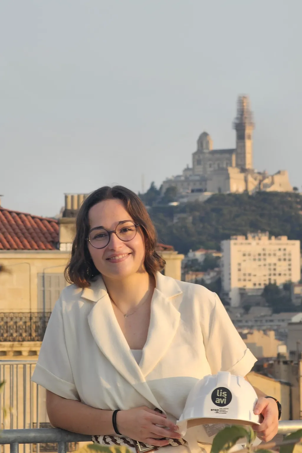 Portrait de Dorine Hemery avec la ville de Marseille en fond