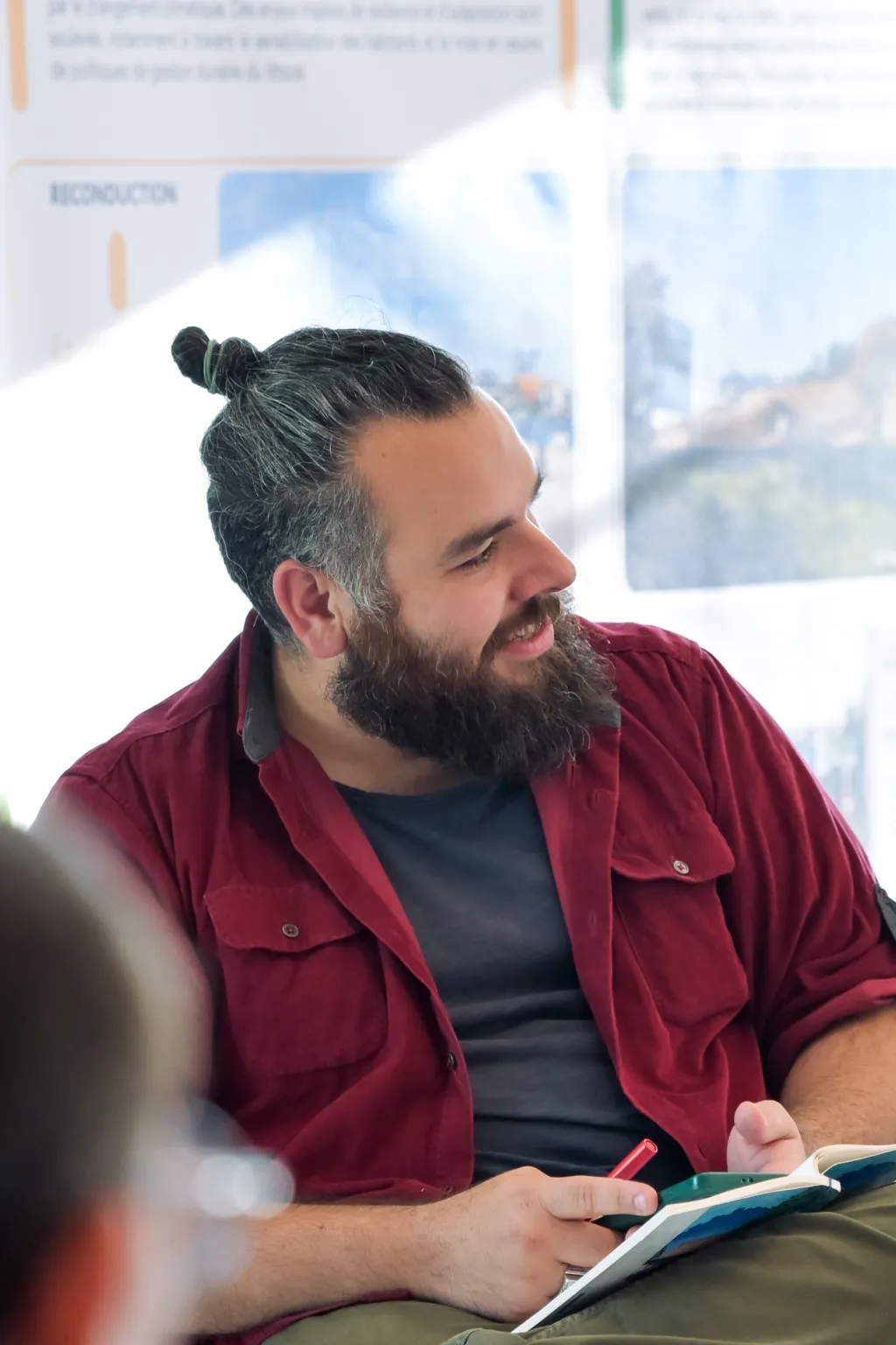 Ken Novellas durant une table ronde à la bibliothèque de l'IMVT