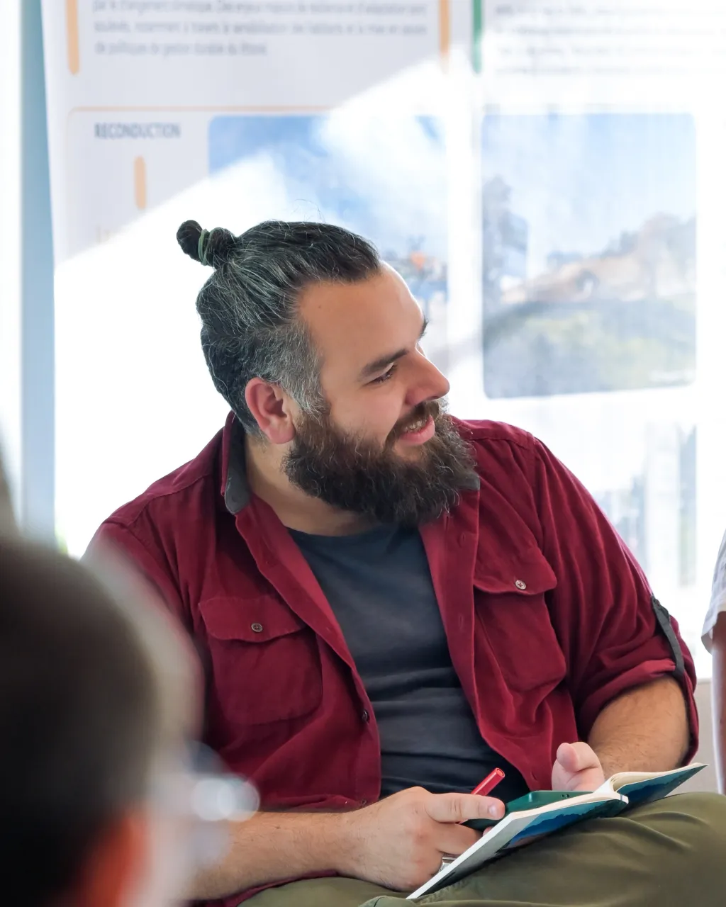 Ken Novellas durant une table ronde à la bibliothèque de l'IMVT