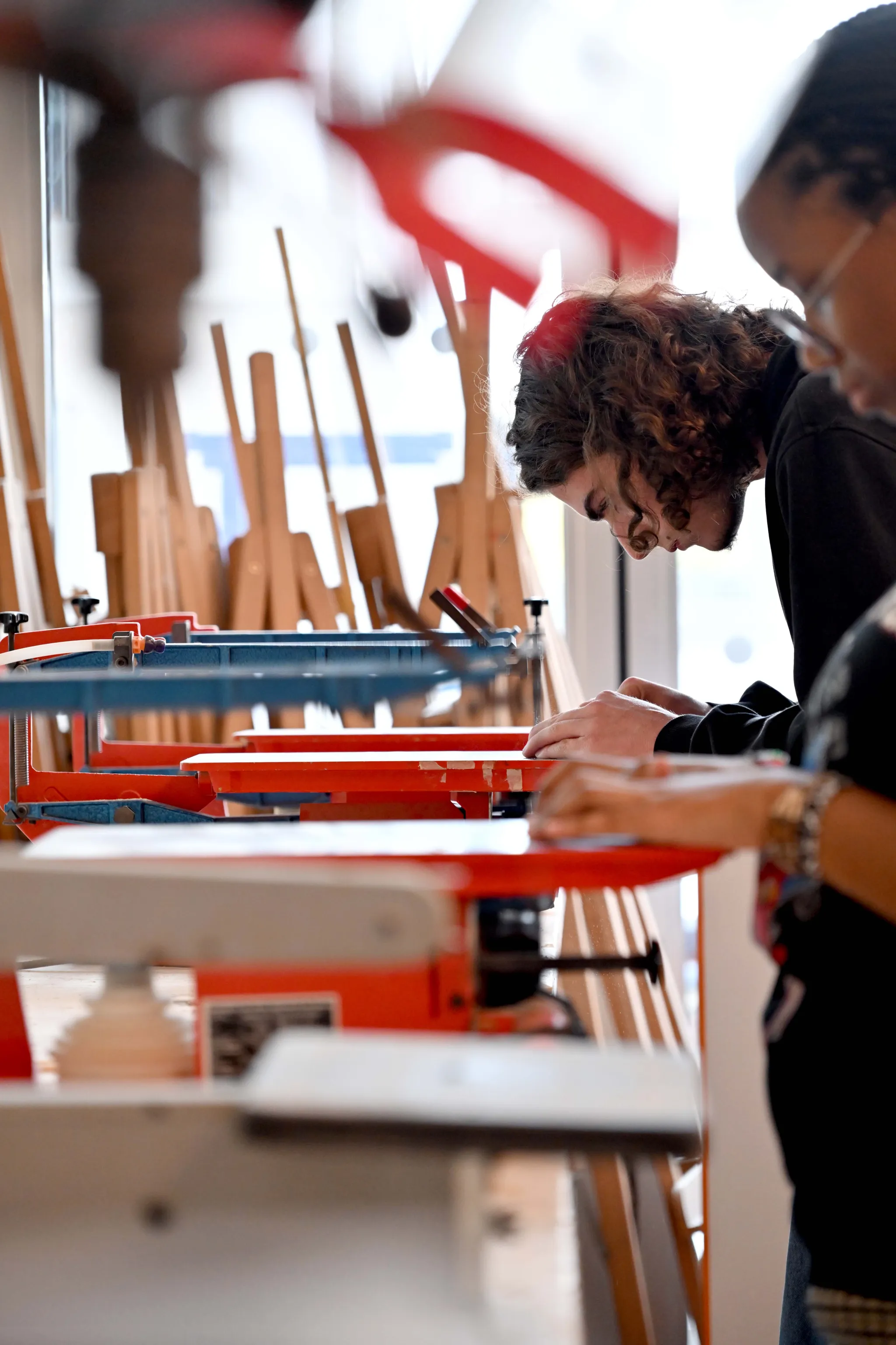 étudiants travaillant sur des machines