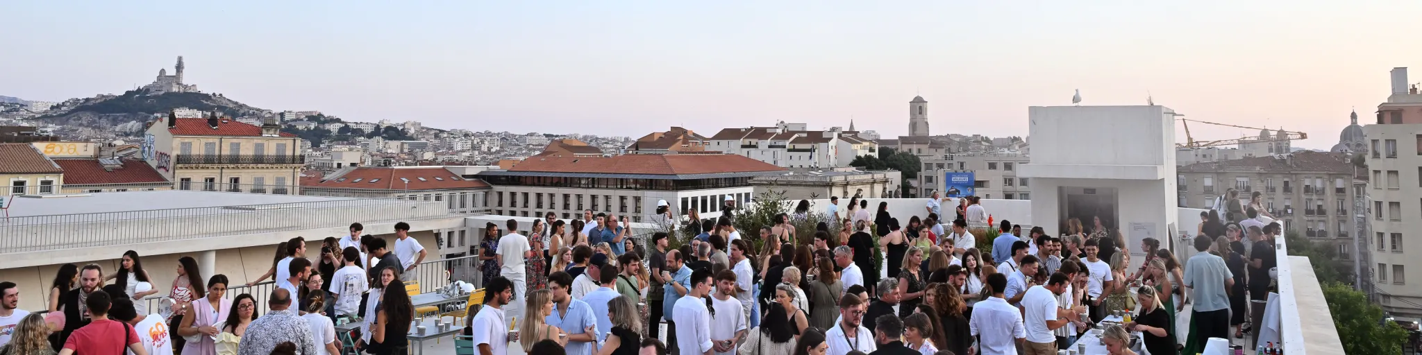 vue depuis les terrasses de l'IMVT avec marseille en arrière plan