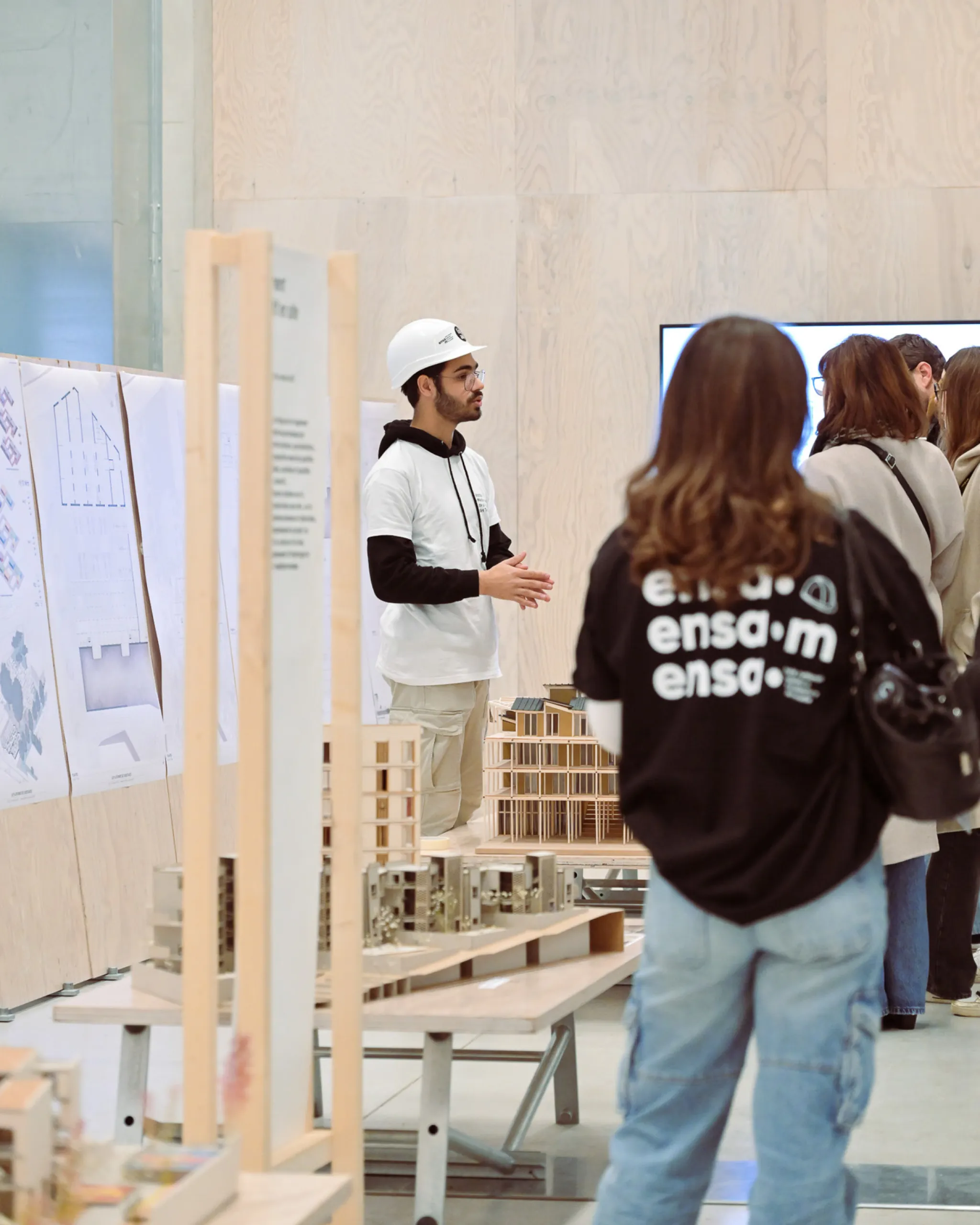 étudiant présentant son travail aux visiteurs