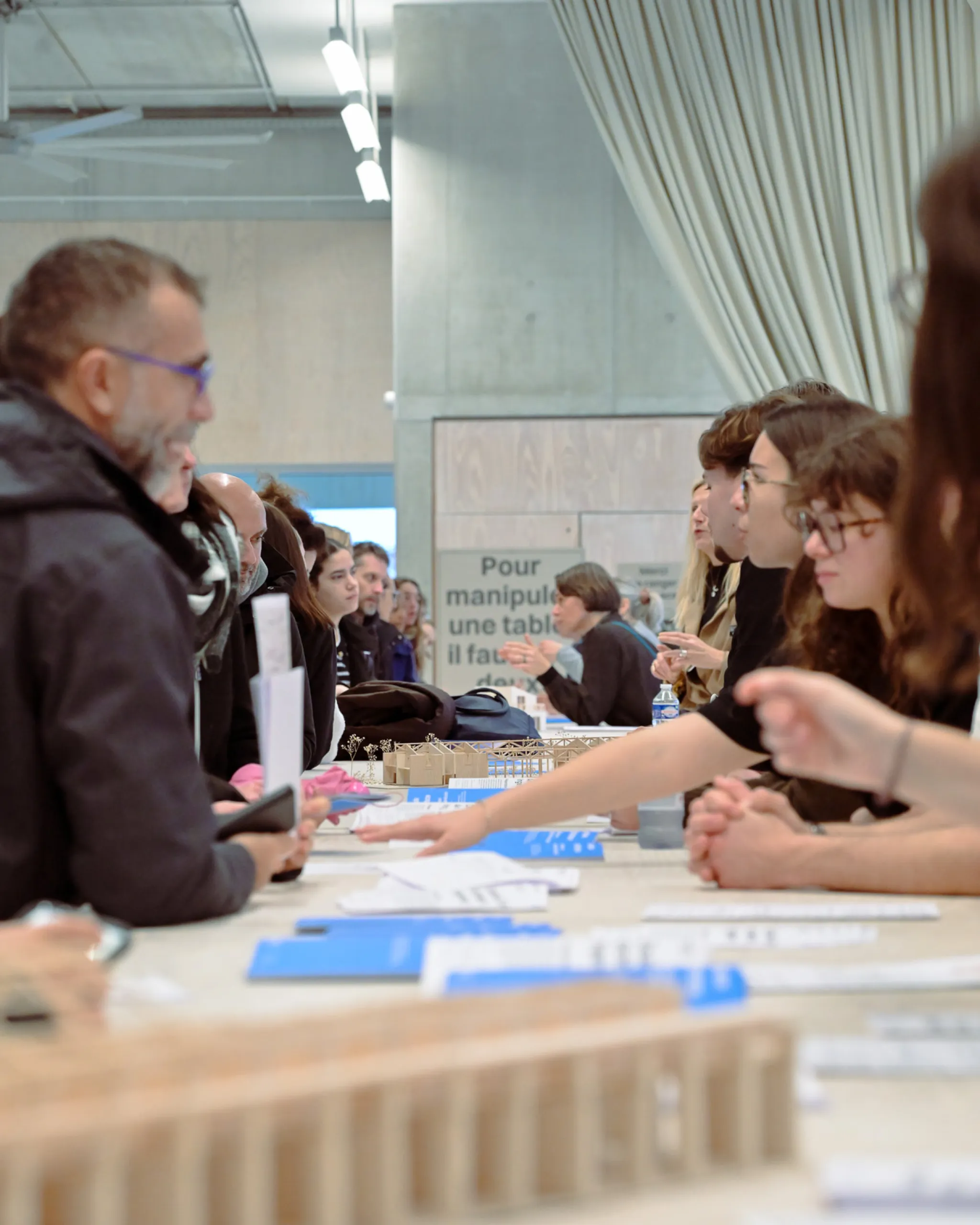 échanges entre visiteurs et enseignants