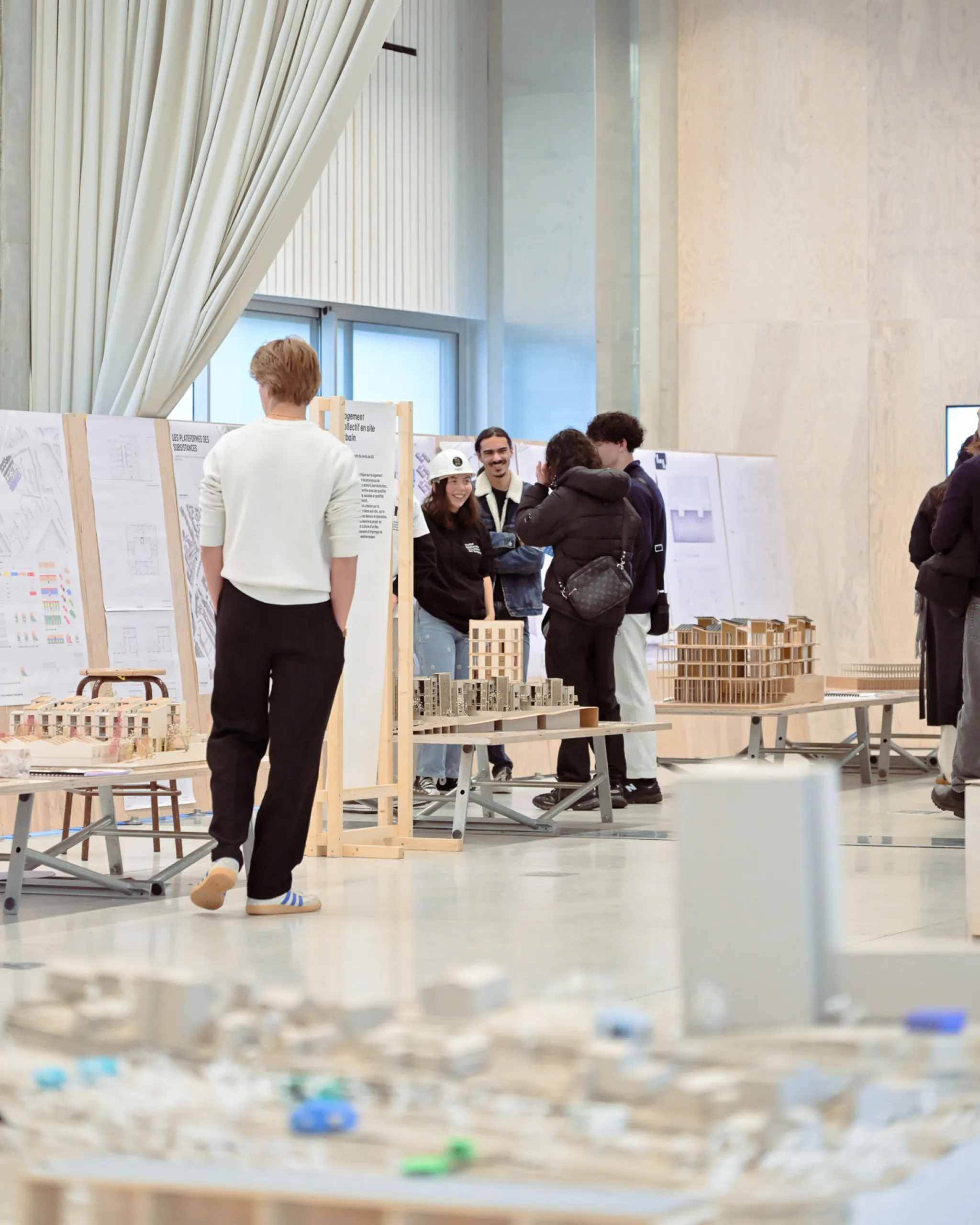 Visiteurs observant les travauxd'étudiants