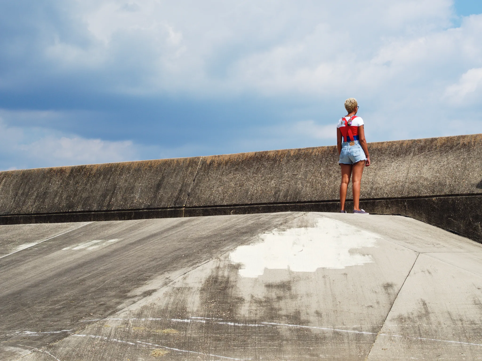 Femme debout de dos sur une dalle de beton 
