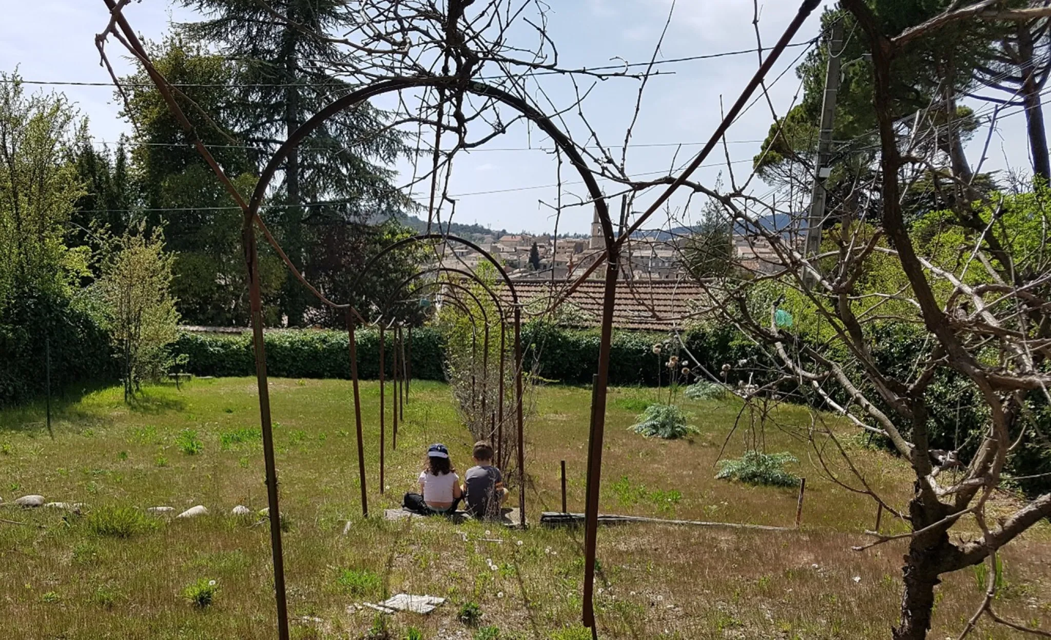 Vue de Manosque depuis les jardins du Paraïs, site d’accueil du Centre Jean Giono. 