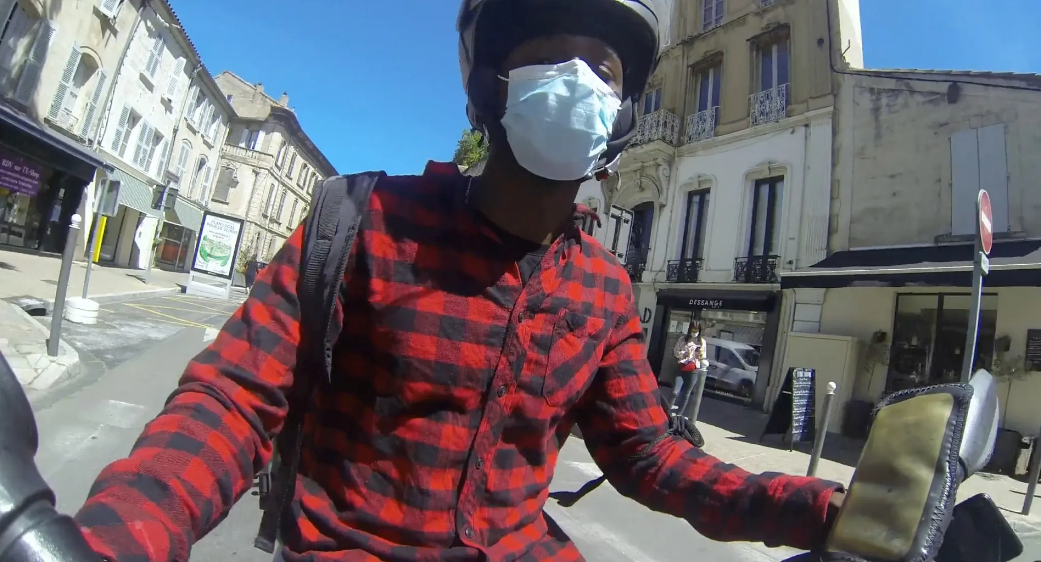 photo d'un homme masqué en cyclo